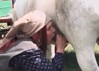 Hick whore blowing her fave animal